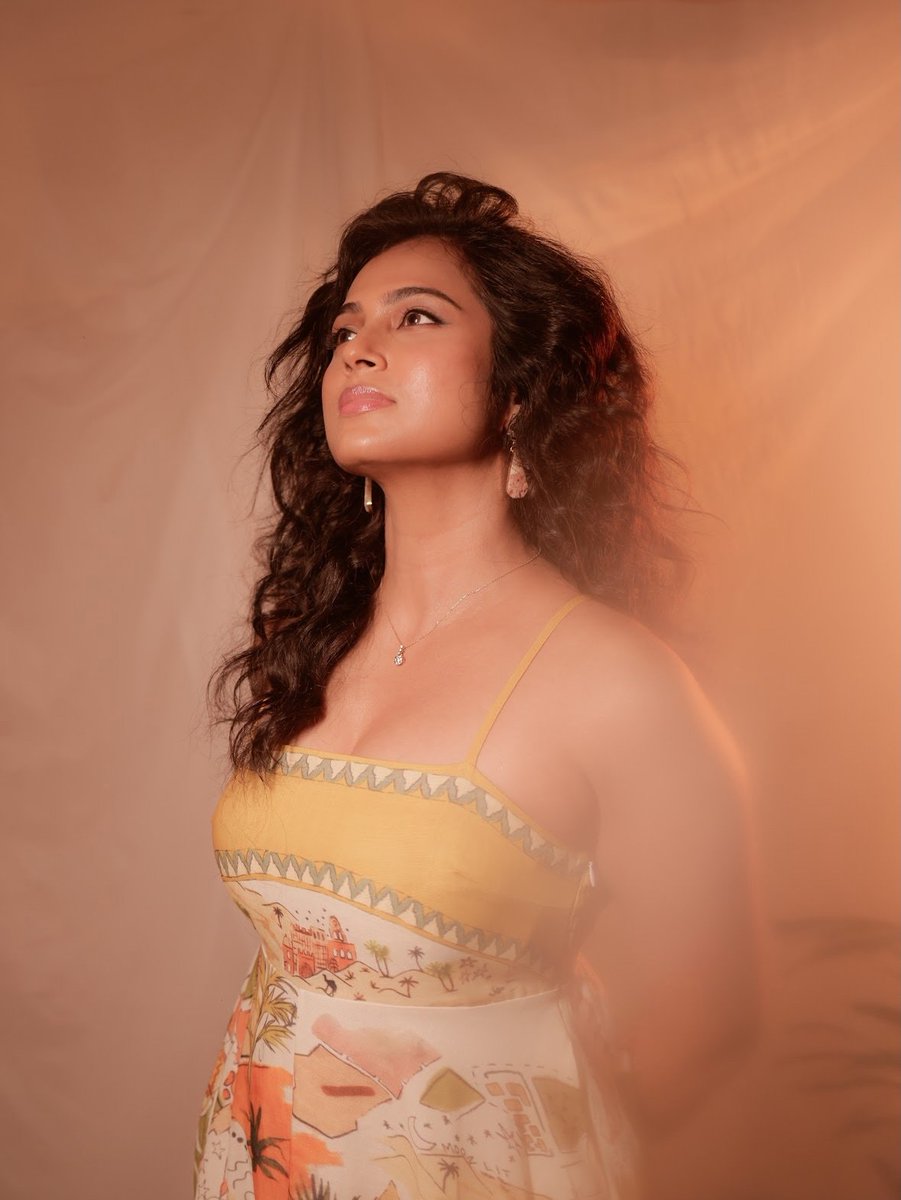 DreamerT96's tweet photo. #RamyaPandian
Cleavage arms #Dusky katta 🥰 https://t.co/WiNtSIOj1Q
