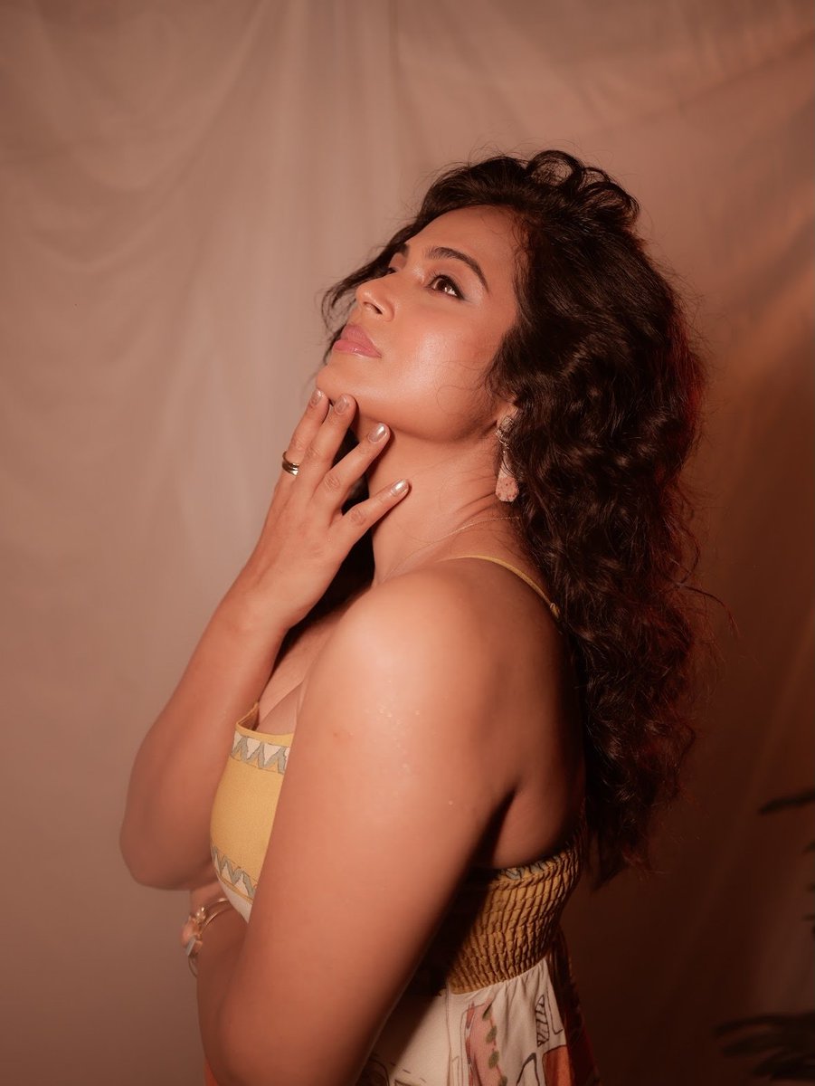 DreamerT96's tweet photo. #RamyaPandian
Cleavage arms #Dusky katta 🥰 https://t.co/WiNtSIOj1Q
