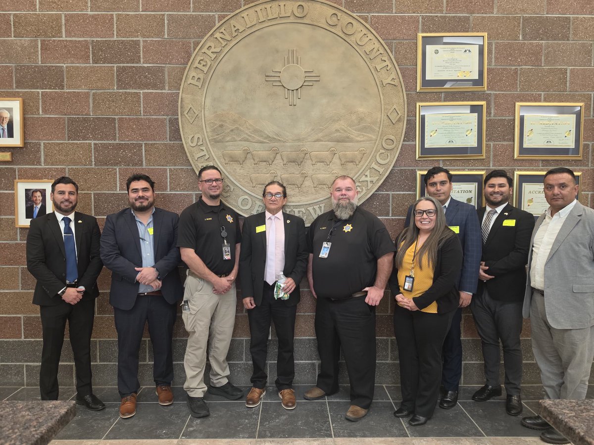 ConsulMexAlb's tweet photo. El director regional de Protección para Estados Unidos, cónsul Luis Lara, y personal del Departamento de Protección del @ConsulMexAlb realizaron hoy visitas al Centro de Detención del Condado de Torrance, al Centro Metropolitano de Detención y a instalaciones de ICE en Albuquerque.

Durante los recorridos por las áreas médicas, las áreas de ingreso y los módulos de alojamiento, se verificaron las condiciones de las personas mexicanas bajo custodia y se dio seguimiento a sus necesidades de protección consular, con énfasis en el trato digno, la atención médica y el respeto de sus derechos.

Asistencia consular de emergencia: 505-270-7009, disponible las 24 horas del día, los 7 días de la semana.