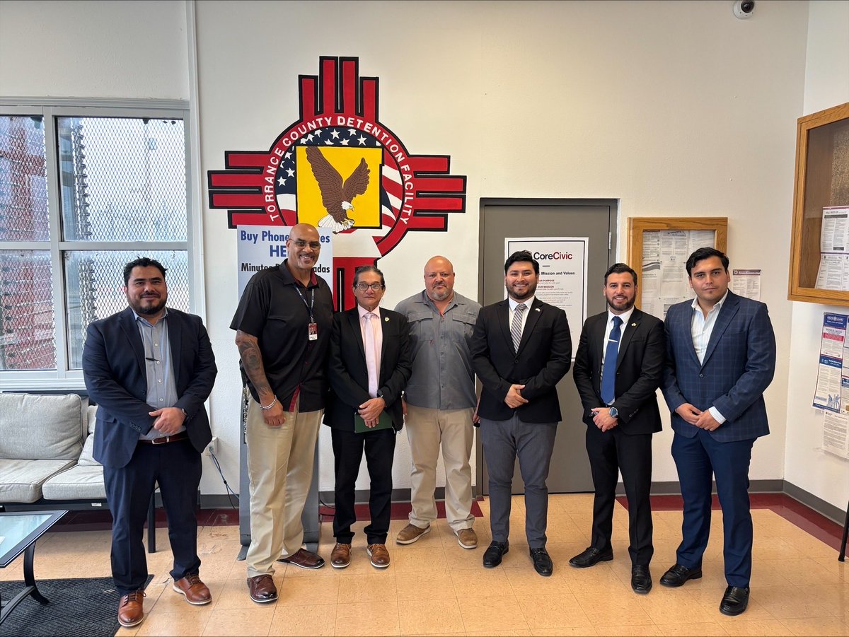ConsulMexAlb's tweet photo. El director regional de Protección para Estados Unidos, cónsul Luis Lara, y personal del Departamento de Protección del @ConsulMexAlb realizaron hoy visitas al Centro de Detención del Condado de Torrance, al Centro Metropolitano de Detención y a instalaciones de ICE en Albuquerque.

Durante los recorridos por las áreas médicas, las áreas de ingreso y los módulos de alojamiento, se verificaron las condiciones de las personas mexicanas bajo custodia y se dio seguimiento a sus necesidades de protección consular, con énfasis en el trato digno, la atención médica y el respeto de sus derechos.

Asistencia consular de emergencia: 505-270-7009, disponible las 24 horas del día, los 7 días de la semana.
