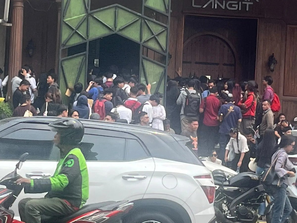 KapudS640's tweet photo. Mau tahu sesulit apa kondisi ekonomi sekarang? Foto ini udah cukup buat ngejelasin semuanya.

Live House Kemang, 23/09/2026. https://t.co/VjEUwD46D2