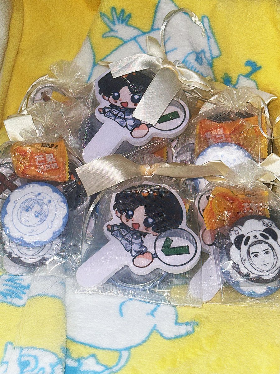 7xMiron's tweet photo. I‘ll be at the venue tomorrow! 
Anyone else want my freebies(including an opinion board, two badges and some Chinese candies) ? 
DM me! 📩 https://t.co/PvZARSgcJ8