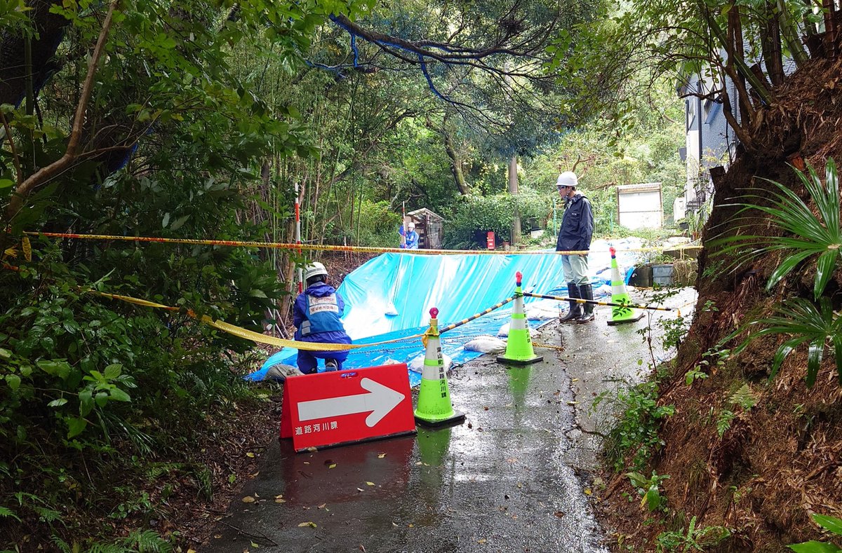 mlit_kanto_road's tweet photo. 【#台風25号 被害に伴う対応】 
神奈川県からの支援要請を受け、TEC-FORCEを派遣し、三浦市及び葉山町において、道路の被災状況調査を行っています。
神奈川県及び三浦市、葉山町と連携し、早期復旧に向け取り組んでいきます。 
#国土交通省 #関東地方整備局 https://t.co/PRFzzyuZ0y