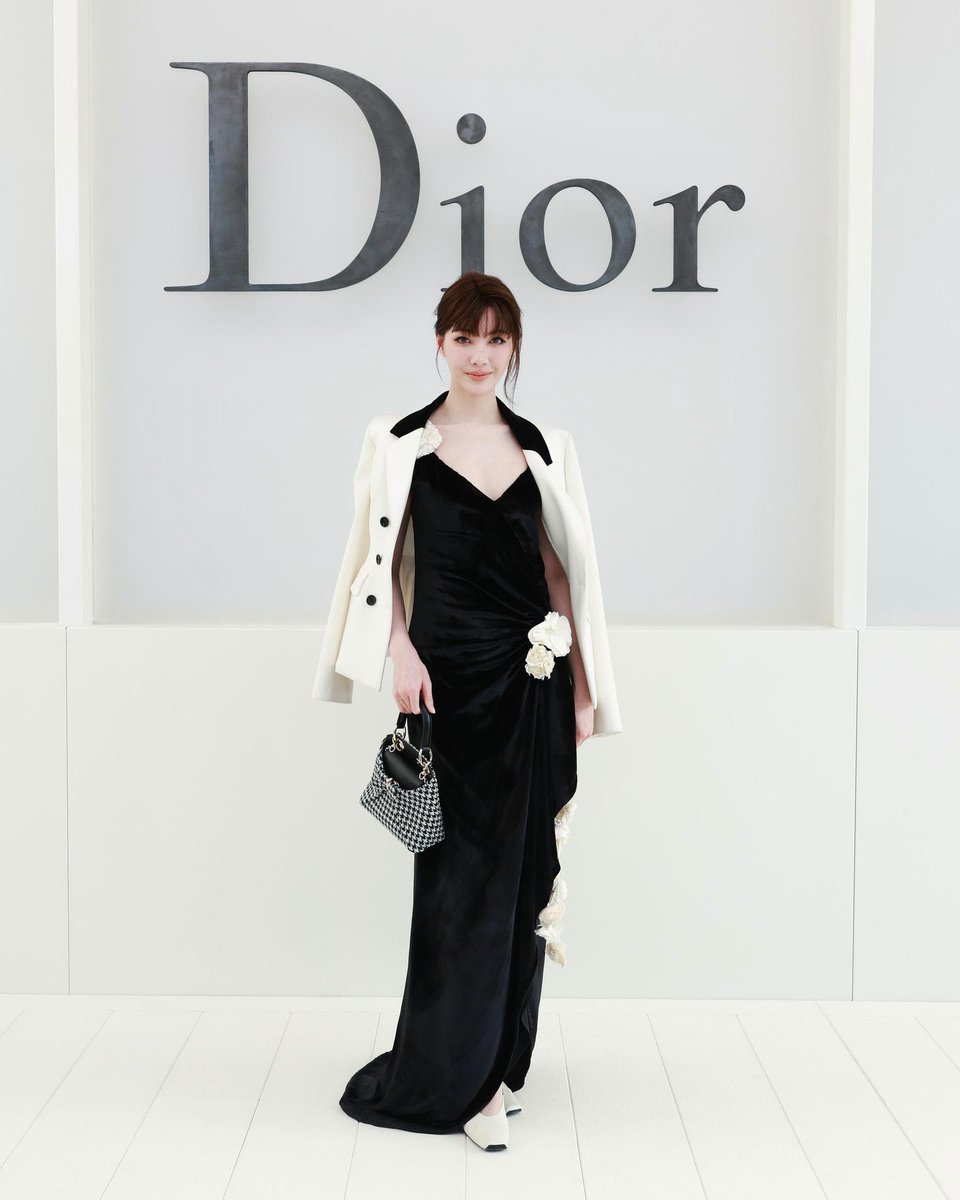 BellaS2Tae's tweet photo. 🍀☀️💖

LINGORM BA DIOR AT PFW
#DiorSummer27xLingOrm https://t.co/O2QJHwrwcq
