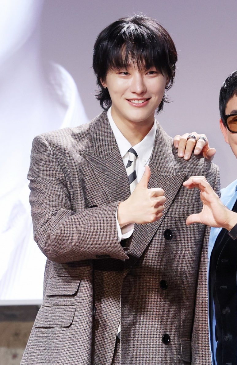Lookkeme's tweet photo. 뒤에 있는 사진 옷깃이 날개로 보일 정도로 선녀 https://t.co/qjFCwIyuzM