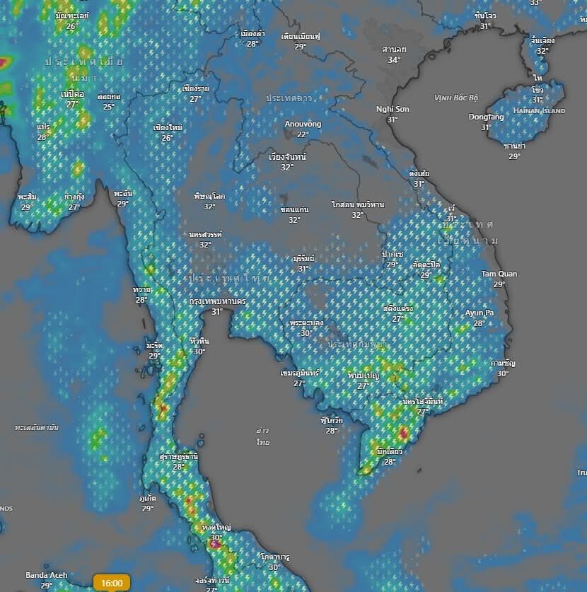 MBS_th38's tweet photo. 🚨🌧️ ฝนรอบนี้ไม่ใช่เล่น ๆ! 30 ก.ย. ไทยหลายพื้นที่เตรียมรับมือ ฝนกระจาย–ฝนหนักบางแห่ง หลังบ่าย 3 โมงคือช่วงต้องจับตา!

สาว ๆ ใครมีแพลนออกจากบ้านช่วงเย็น ฟังทางนี้ค่ะ! 👀☔
แบบจำลอง ECMWF ล่าสุดประเมินว่า วันที่ 30 กันยายน 2569 หลายพื้นที่ของไทยมีโอกาสเจอฝนกระจาย โดยเฉพาะ ภาคกลาง ภาคตะวันออก และภาคใต้ อาจมีฝนตกหนักบางแห่ง พร้อมฟ้าคะนองและลมกระโชกแรง

🔥 ตัวแม่ขอปักหมุดพื้นที่เสี่ยงไว้ก่อน!

⛰️ ภาคเหนือ
เชียงใหม่ • เชียงราย • ลำพูน • เพชรบูรณ์

🌾 ภาคอีสาน
นครราชสีมา • บุรีรัมย์

🏙️ ภาคกลาง
อยุธยา • อ่างทอง • สุพรรณบุรี • ลพบุรี • สิงห์บุรี • สระบุรี • กาญจนบุรี • ชัยนาท • อุทัยธานี • นครสวรรค์ • ราชบุรี • นครปฐม • นนทบุรี • ปทุมธานี

🌊 ภาคตะวันออก
ชลบุรี • ฉะเชิงเทรา • ปราจีนบุรี • นครนายก • สระแก้ว • ระยอง • จันทบุรี • ตราด

🌴 ภาคใต้
เพชรบุรี • ประจวบคีรีขันธ์ • ชุมพร • ระนอง • สุราษฎร์ธานี • นครศรีธรรมราช • กระบี่ • ตรัง • พัทลุง • สตูล • สงขลา • ยะลา • ปัตตานี • นราธิวาส

⏰ จุดพีกที่ต้องจับตา!
กลุ่มฝนส่วนใหญ่มีแนวโน้มเพิ่มขึ้น หลังประมาณ 15.00 น. เป็นต้นไป ซึ่งดันตรงกับช่วงเลิกงานพอดี 😭

ใครต้องเดินทางช่วงบ่าย–ค่ำ อย่าคิดว่า “เดี๋ยวค่อยดูฟ้า” แล้วค่อยออกนะคะ เพราะกลุ่มฝนสามารถเคลื่อนตัวเปลี่ยนพื้นที่ได้ตลอด

➡️ แนวโน้มกลุ่มฝนส่วนใหญ่ : ตะวันออก → ตะวันตก
↖️ บางกลุ่ม : ตะวันออกเฉียงใต้ → ตะวันตกเฉียงเหนือ

⚠️ พื้นที่ไหนน้ำยังขังอยู่แล้ว ยิ่งต้องจับตา!
ถ้ามีฝนตกซ้ำในจุดเดิม น้ำอาจระบายไม่ทัน ทำให้ระดับน้ำท่วมขังเพิ่มขึ้นได้

💅🏻 และขอพูดแบบตัวแม่:
จังหวัดที่ “มีชื่อ” ไม่ได้แปลว่าจะตกแน่นอน
จังหวัดที่ “ไม่มีชื่อ” ก็ไม่ได้แปลว่าจะรอด!

เพราะนี่คือ การคาดการณ์จากแบบจำลอง ไม่ใช่คำยืนยันผลลัพธ์จริง สภาพอากาศสามารถเปลี่ยนได้ทั้งตามพื้นที่และช่วงเวลา

ดังนั้นสาว ๆ เช็กเรดาร์ก่อนออกจากบ้าน พกร่ม/เสื้อกันฝน และเผื่อเวลาเดินทางกันด้วยนะคะ 🌂🚗

📌 สรุปสั้น ๆ:
30 ก.ย. = ฝนกระจายหลายพื้นที่ | ภาคกลาง–ตะวันออก–ใต้ จับตาฝนหนักบางแห่ง | หลัง 15.00 น. ต้องระวังเป็นพิเศษ | พื้นที่น้ำขังเดิมเฝ้าระวังฝนซ้ำ

ที่มา : ที ลมฟ้าอากาศ

#ฝนตก #ฝน30กันยายน #พยากรณ์อากาศ #ฝนตกหนัก #เตือนภัยฝน #น้ำท่วม #ECMWF #กรมอุตุนิยมวิทยา #ประเทศไทย