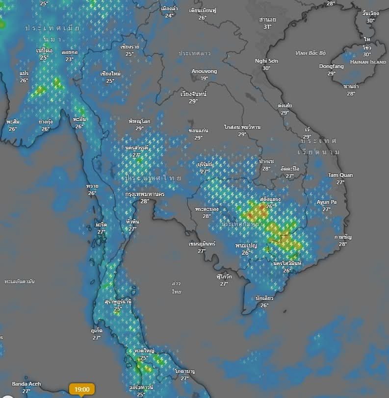 MBS_th38's tweet photo. 🚨🌧️ ฝนรอบนี้ไม่ใช่เล่น ๆ! 30 ก.ย. ไทยหลายพื้นที่เตรียมรับมือ ฝนกระจาย–ฝนหนักบางแห่ง หลังบ่าย 3 โมงคือช่วงต้องจับตา!

สาว ๆ ใครมีแพลนออกจากบ้านช่วงเย็น ฟังทางนี้ค่ะ! 👀☔
แบบจำลอง ECMWF ล่าสุดประเมินว่า วันที่ 30 กันยายน 2569 หลายพื้นที่ของไทยมีโอกาสเจอฝนกระจาย โดยเฉพาะ ภาคกลาง ภาคตะวันออก และภาคใต้ อาจมีฝนตกหนักบางแห่ง พร้อมฟ้าคะนองและลมกระโชกแรง

🔥 ตัวแม่ขอปักหมุดพื้นที่เสี่ยงไว้ก่อน!

⛰️ ภาคเหนือ
เชียงใหม่ • เชียงราย • ลำพูน • เพชรบูรณ์

🌾 ภาคอีสาน
นครราชสีมา • บุรีรัมย์

🏙️ ภาคกลาง
อยุธยา • อ่างทอง • สุพรรณบุรี • ลพบุรี • สิงห์บุรี • สระบุรี • กาญจนบุรี • ชัยนาท • อุทัยธานี • นครสวรรค์ • ราชบุรี • นครปฐม • นนทบุรี • ปทุมธานี

🌊 ภาคตะวันออก
ชลบุรี • ฉะเชิงเทรา • ปราจีนบุรี • นครนายก • สระแก้ว • ระยอง • จันทบุรี • ตราด

🌴 ภาคใต้
เพชรบุรี • ประจวบคีรีขันธ์ • ชุมพร • ระนอง • สุราษฎร์ธานี • นครศรีธรรมราช • กระบี่ • ตรัง • พัทลุง • สตูล • สงขลา • ยะลา • ปัตตานี • นราธิวาส

⏰ จุดพีกที่ต้องจับตา!
กลุ่มฝนส่วนใหญ่มีแนวโน้มเพิ่มขึ้น หลังประมาณ 15.00 น. เป็นต้นไป ซึ่งดันตรงกับช่วงเลิกงานพอดี 😭

ใครต้องเดินทางช่วงบ่าย–ค่ำ อย่าคิดว่า “เดี๋ยวค่อยดูฟ้า” แล้วค่อยออกนะคะ เพราะกลุ่มฝนสามารถเคลื่อนตัวเปลี่ยนพื้นที่ได้ตลอด

➡️ แนวโน้มกลุ่มฝนส่วนใหญ่ : ตะวันออก → ตะวันตก
↖️ บางกลุ่ม : ตะวันออกเฉียงใต้ → ตะวันตกเฉียงเหนือ

⚠️ พื้นที่ไหนน้ำยังขังอยู่แล้ว ยิ่งต้องจับตา!
ถ้ามีฝนตกซ้ำในจุดเดิม น้ำอาจระบายไม่ทัน ทำให้ระดับน้ำท่วมขังเพิ่มขึ้นได้

💅🏻 และขอพูดแบบตัวแม่:
จังหวัดที่ “มีชื่อ” ไม่ได้แปลว่าจะตกแน่นอน
จังหวัดที่ “ไม่มีชื่อ” ก็ไม่ได้แปลว่าจะรอด!

เพราะนี่คือ การคาดการณ์จากแบบจำลอง ไม่ใช่คำยืนยันผลลัพธ์จริง สภาพอากาศสามารถเปลี่ยนได้ทั้งตามพื้นที่และช่วงเวลา

ดังนั้นสาว ๆ เช็กเรดาร์ก่อนออกจากบ้าน พกร่ม/เสื้อกันฝน และเผื่อเวลาเดินทางกันด้วยนะคะ 🌂🚗

📌 สรุปสั้น ๆ:
30 ก.ย. = ฝนกระจายหลายพื้นที่ | ภาคกลาง–ตะวันออก–ใต้ จับตาฝนหนักบางแห่ง | หลัง 15.00 น. ต้องระวังเป็นพิเศษ | พื้นที่น้ำขังเดิมเฝ้าระวังฝนซ้ำ

ที่มา : ที ลมฟ้าอากาศ

#ฝนตก #ฝน30กันยายน #พยากรณ์อากาศ #ฝนตกหนัก #เตือนภัยฝน #น้ำท่วม #ECMWF #กรมอุตุนิยมวิทยา #ประเทศไทย