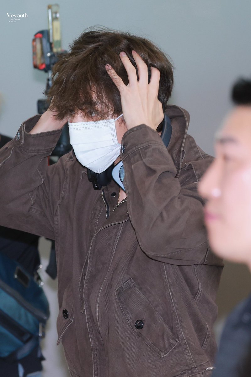 Veyouth_9592's tweet photo. 260930 ICN
잉? 귀걸이 바꿨네

#방탄소년단 #BTS #V #뷔  #テテ 
@BTS_twt https://t.co/dj7QcAyU6r