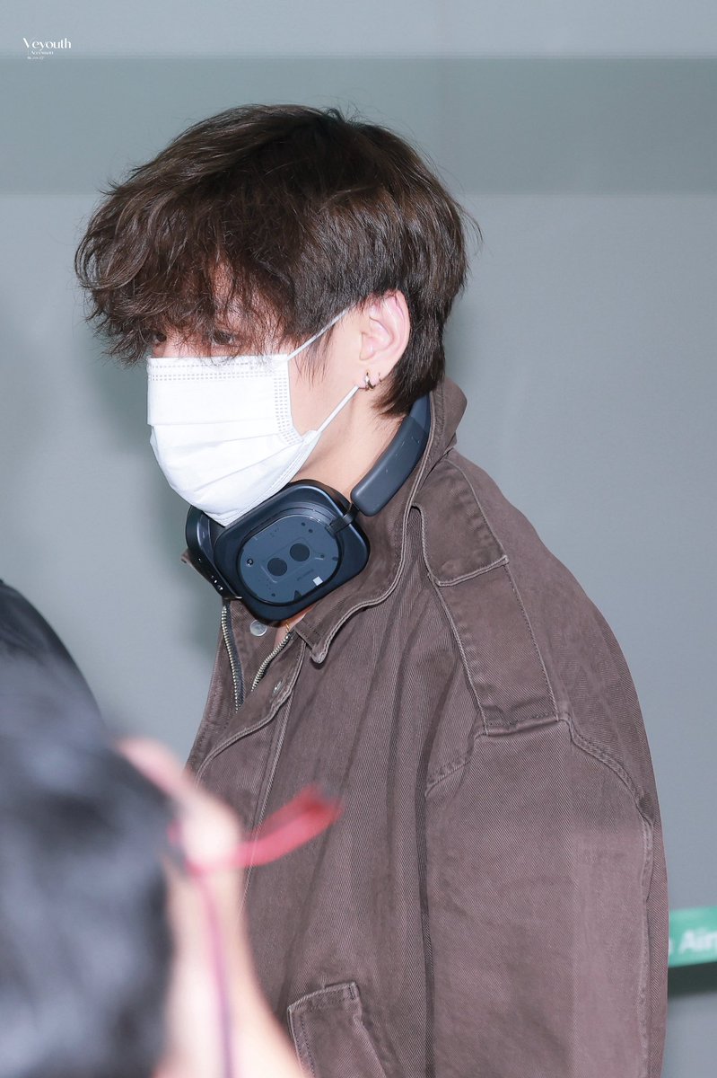 Veyouth_9592's tweet photo. 260930 ICN
잉? 귀걸이 바꿨네

#방탄소년단 #BTS #V #뷔  #テテ 
@BTS_twt https://t.co/dj7QcAyU6r