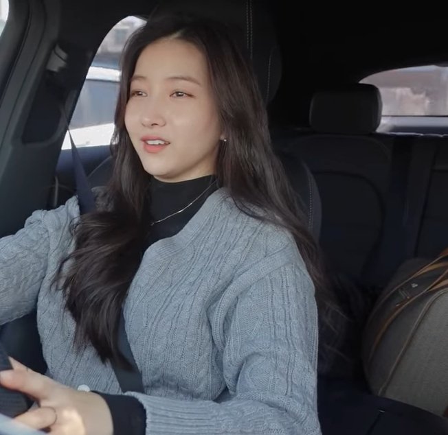 cherrykyuuuu's tweet photo. 🦊: /endus-endus aroma di mobil/
🦊: "Wangi mobil lo enak banget ih"
🐰: "Suka?"
🦊: /ngangguk/ "pasti mahal ya, gue ga sanggup beli☹️"
🐰: "Ambil aja kalo suka"
🦊: "Beneran?😆"
🐰: "Iye ambil aja. Atau mau dibeliin yang baru?" /ada banget songong songongnya/ https://t.co/A9w6iOvIin