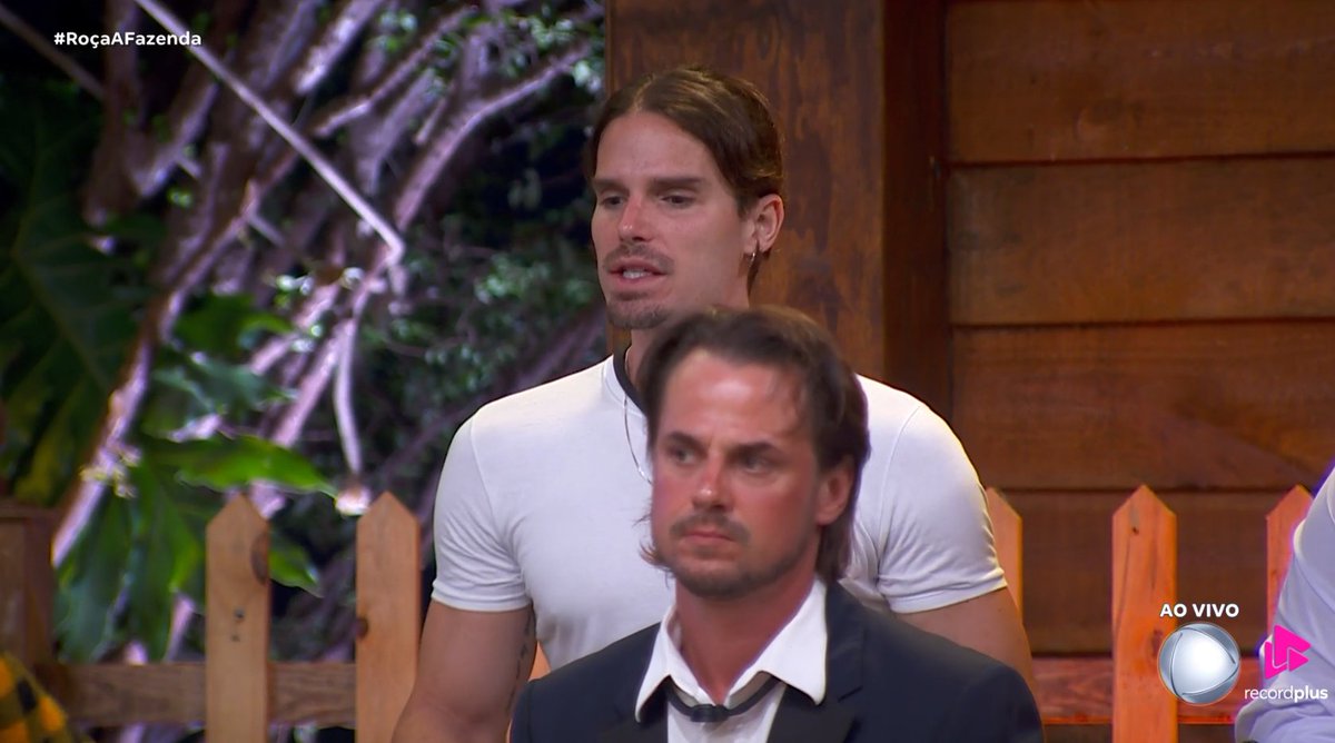 JoaoMarcioC's tweet photo. Jonatas Faro quis queimar o voto no Igor. #RoçaAFazenda https://t.co/pNb3odP14h
