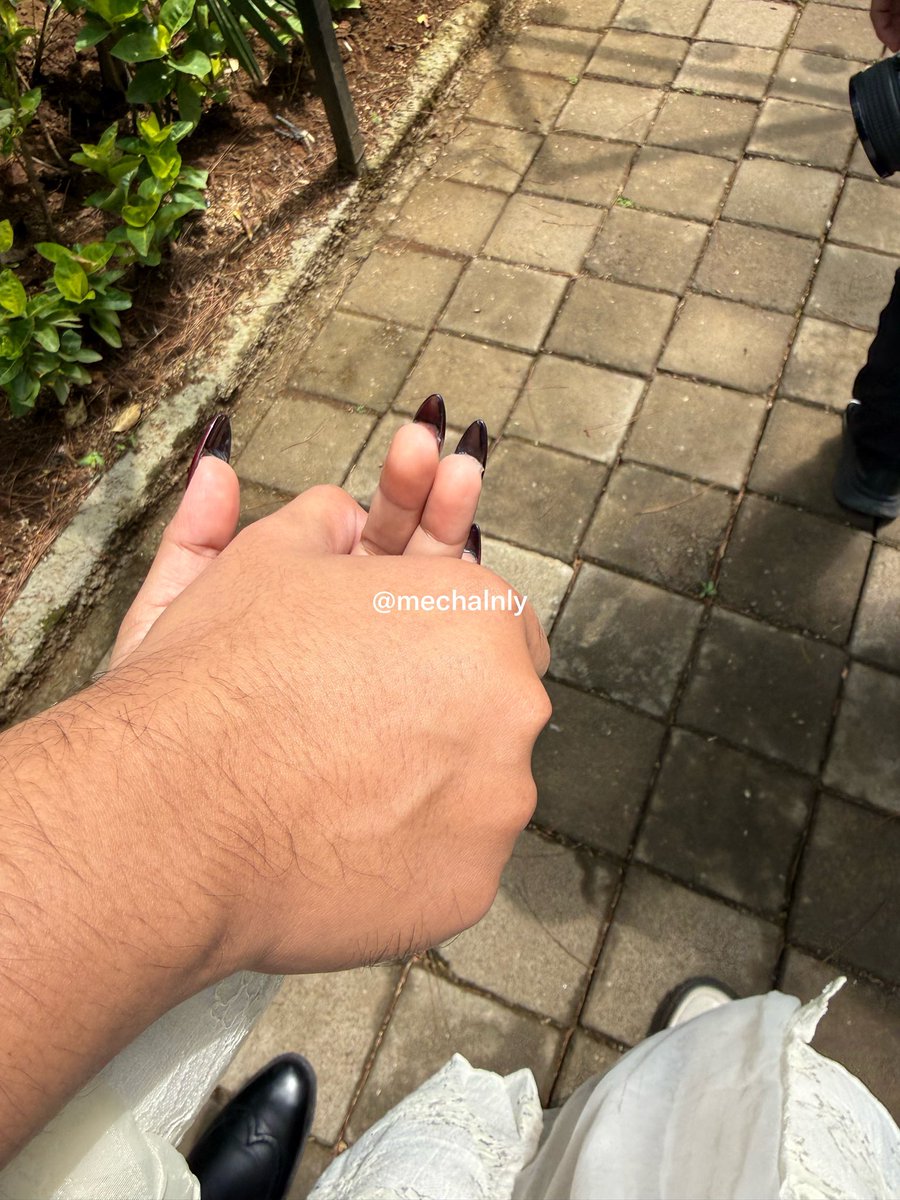 mechalnly's tweet photo. Sederhana tapi aku sukaa.. 😍🥰
Aku suka banget digandeng.. https://t.co/w0cwkmBOO8