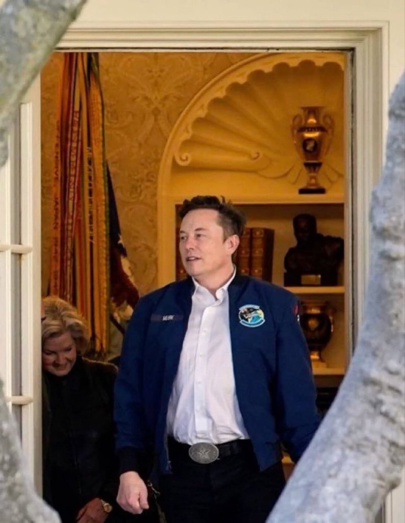 Space_FounderX's tweet photo. Lately, the media has been spreading false stories about me painting me in a negative light. It’s been tough, and at times, I feel like I’m standing alone in all of this.

So let me ask you honestly:
Whose side are you on?

A. Elon Musk
B. The Media https://t.co/CNu2goPQal