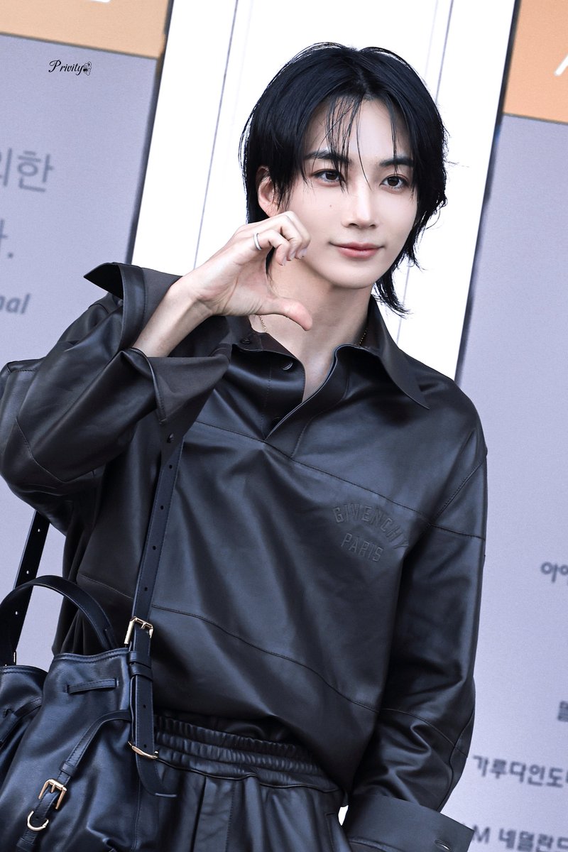 privity08081004's tweet photo. 260930 ICN
GIVENCHY

#정한 #윤정한 #JEONGHAN
#ジョンハン #尹净汉 
#세븐틴 #seventeen
@pledis_17 https://t.co/7WTFfwrWOF