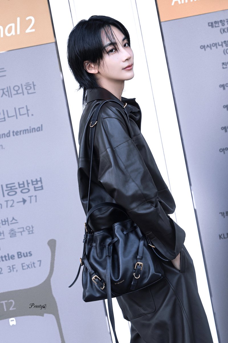 privity08081004's tweet photo. 260930 ICN
GIVENCHY

#정한 #윤정한 #JEONGHAN
#ジョンハン #尹净汉 
#세븐틴 #seventeen
@pledis_17 https://t.co/7WTFfwrWOF