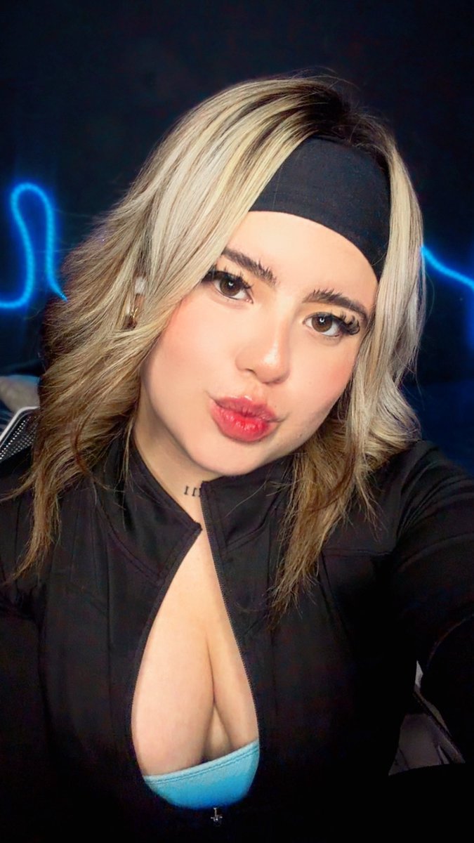 paudlao's tweet photo. Mi amor bello ya estoy en live por tiktok 
Vienes por tu besito? 👅🥰
https://t.co/W2N6M02OPG https://t.co/xmssPqZE5g