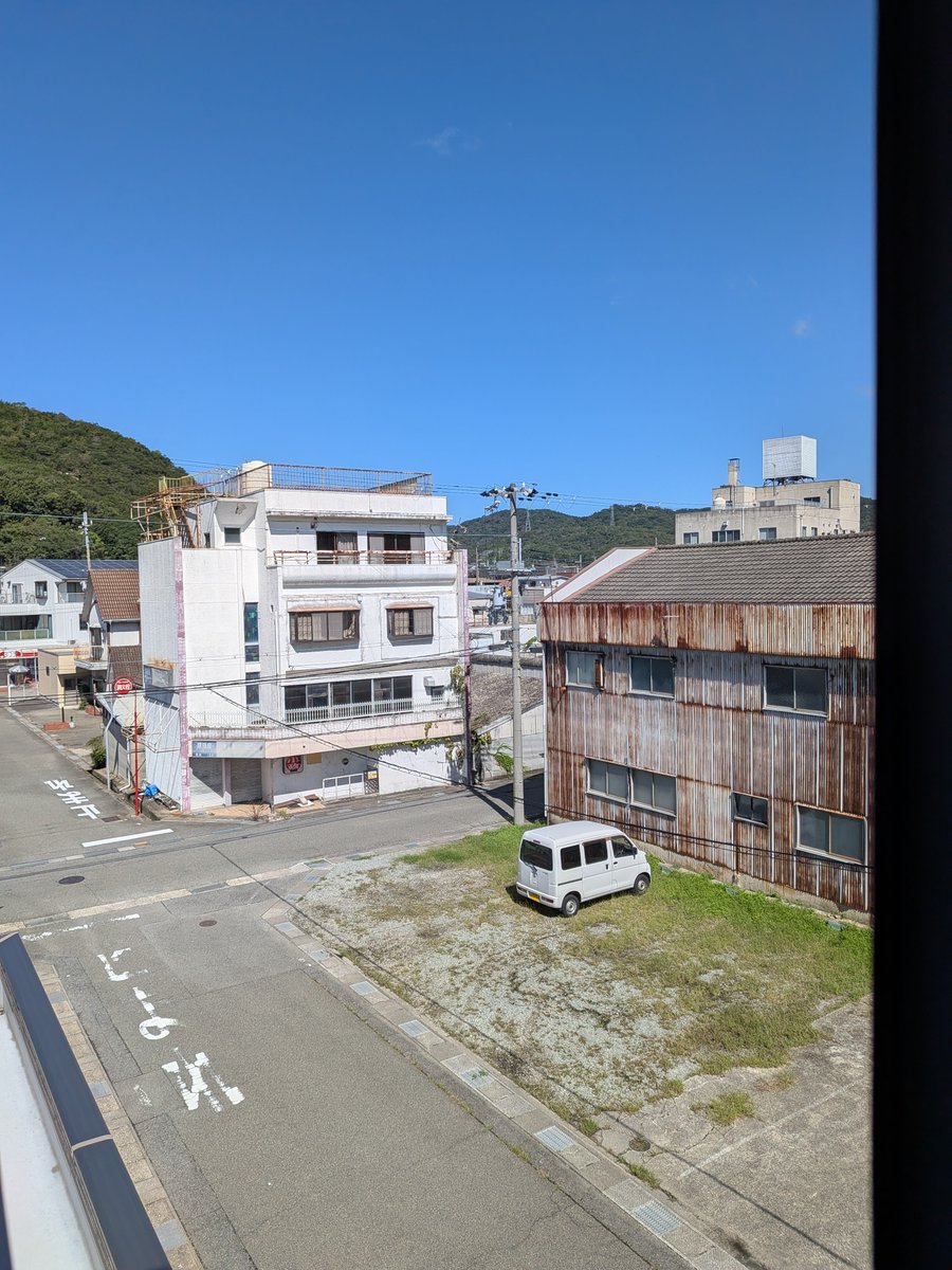 TgL9ozuQvr9J343's tweet photo. 芸備書房相生店9/30水開店しました。17時まで皆様のご来店お待ちしております。今日は久しぶりの青空です。明日から10月ですね。10月の相生店予定は別添写真の通りです。平台の本の並びを少しかえてみました。皆様のご来店お待ちしております。 https://t.co/l78fyxW3t1