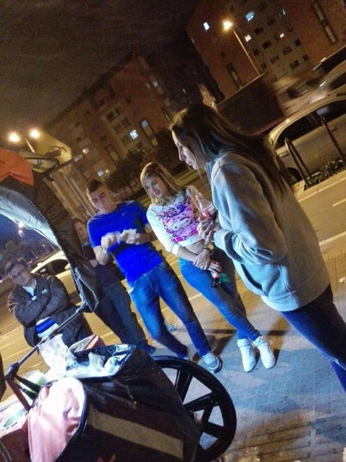 DoncicRolo's tweet photo. Ustedes estaban muy jovenes(?) pero no se olvida la noche en la que a Michael Rangel lo pillaron con la moza comiendo en cocheros jajaajajajajaja https://t.co/7ctxCiLVty