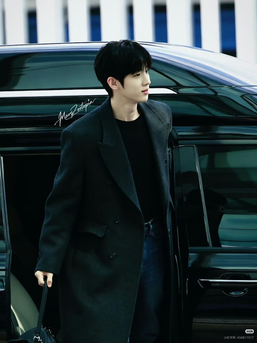 keopsw_'s tweet photo. 시우는 정말 어디에 있어도 시선이 가는 사람이야.

PARK SIWOO IN PARIS
#PARKSIWOO
#PARKSIWOOPFWSS27 https://t.co/iS2y5FSXkP