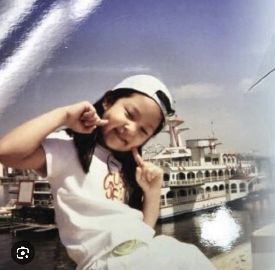 Wonnah3mc's tweet photo. @catlily__ @vhwlept22 @pinksview JENNIE WEARING CAP SINCE 5 YEARS OLD BTW. https://t.co/YSIE4rdTrF