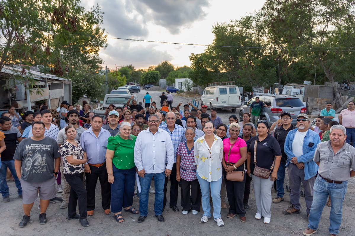 dominguez_migue's tweet photo. Escucha el Arqui Eduardo López Arias necesidades de vecinos de la colonia Arboledas.

Reynosa, Tamaulipas.– Con el compromiso de mantener un gobierno cercano a las familias y atender de manera directa las necesidades de la ciudadanía, el secretario de Obras Públicas de Reynosa, el Arqui Eduardo López Arias, encabezó una reunión con vecinos de la colonia Arboledas, quienes lo invitaron a conocer de primera mano las inquietudes y necesidades de su sector.

Durante el encuentro, el funcionario escuchó con atención los planteamientos de los habitantes, quienes compartieron las principales situaciones que enfrentan en su entorno, en un diálogo abierto que permitió conocer sus solicitudes y establecer un acercamiento directo con las autoridades municipales.

En la reunión también estuvo presente la regidora Hidilberta Velázquez, quien acompañó este ejercicio de atención ciudadana, donde el diálogo y la participación de los vecinos son fundamentales para identificar áreas de oportunidad y dar seguimiento a las peticiones planteadas.

El Arqui Eduardo López Arias reiteró la importancia de mantener una comunicación permanente con las familias de Reynosa, recorriendo las colonias y escuchando a quienes conocen de primera mano las necesidades de sus comunidades.

Estas acciones forman parte del trabajo que impulsa el Gobierno Municipal, encabezado por el alcalde Carlos Peña Ortiz, para fortalecer la cercanía con la población y continuar construyendo una ciudad donde la voz de los ciudadanos sea tomada en cuenta.