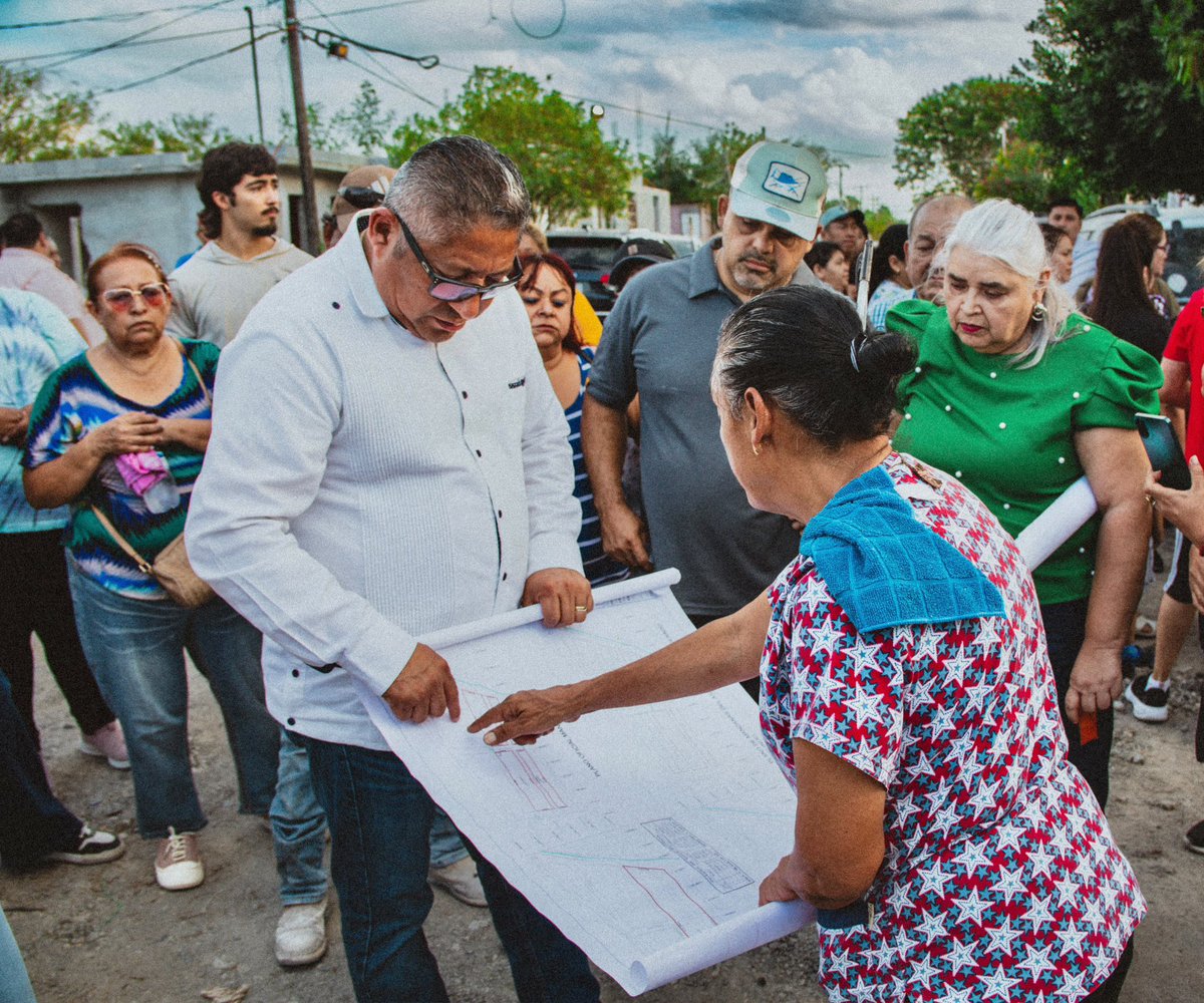 dominguez_migue's tweet photo. Escucha el Arqui Eduardo López Arias necesidades de vecinos de la colonia Arboledas.

Reynosa, Tamaulipas.– Con el compromiso de mantener un gobierno cercano a las familias y atender de manera directa las necesidades de la ciudadanía, el secretario de Obras Públicas de Reynosa, el Arqui Eduardo López Arias, encabezó una reunión con vecinos de la colonia Arboledas, quienes lo invitaron a conocer de primera mano las inquietudes y necesidades de su sector.

Durante el encuentro, el funcionario escuchó con atención los planteamientos de los habitantes, quienes compartieron las principales situaciones que enfrentan en su entorno, en un diálogo abierto que permitió conocer sus solicitudes y establecer un acercamiento directo con las autoridades municipales.

En la reunión también estuvo presente la regidora Hidilberta Velázquez, quien acompañó este ejercicio de atención ciudadana, donde el diálogo y la participación de los vecinos son fundamentales para identificar áreas de oportunidad y dar seguimiento a las peticiones planteadas.

El Arqui Eduardo López Arias reiteró la importancia de mantener una comunicación permanente con las familias de Reynosa, recorriendo las colonias y escuchando a quienes conocen de primera mano las necesidades de sus comunidades.

Estas acciones forman parte del trabajo que impulsa el Gobierno Municipal, encabezado por el alcalde Carlos Peña Ortiz, para fortalecer la cercanía con la población y continuar construyendo una ciudad donde la voz de los ciudadanos sea tomada en cuenta.