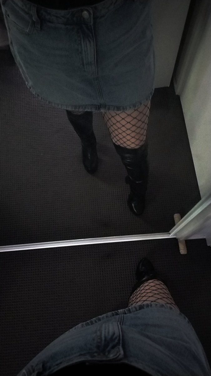 BurningSage134's tweet photo. Send and I'll let you kneel at my feet #findom https://t.co/EoIHmC4Lvs