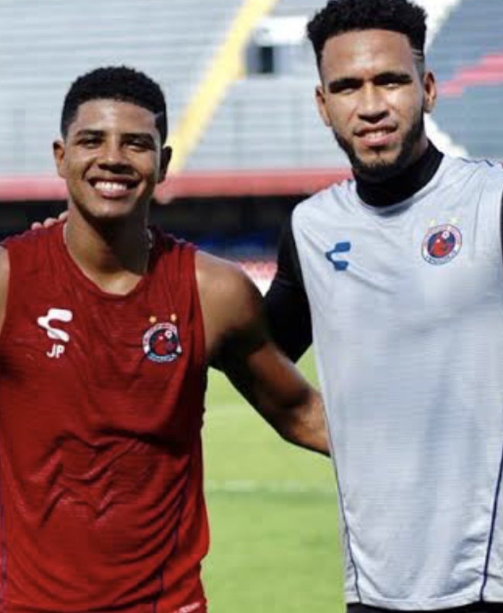 kobe1518's tweet photo. @martinolimx dos peruanos ex tiburones rojos!!! De Veracruz! https://t.co/b4r8LIiIcA