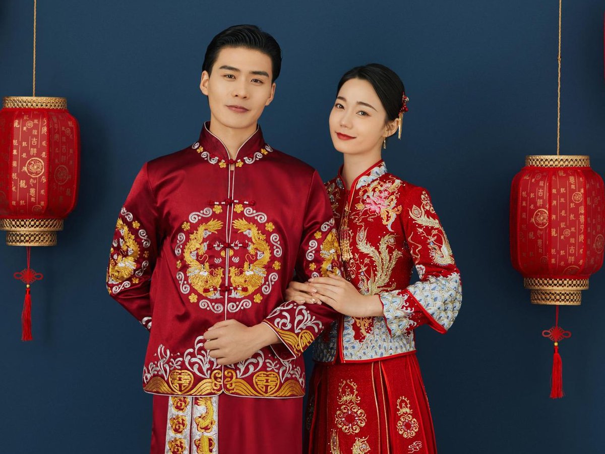 AqUjEvJsc3ArRet's tweet photo. A table, a confirmation, and a traditional Chinese wedding jacket – small moments make sweet memories!， https://t.co/BJdGMvswpl