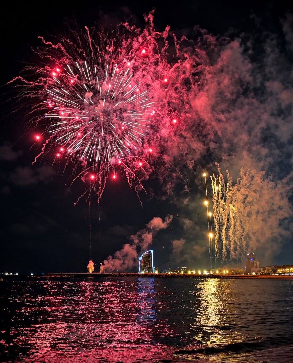 SilviaVazquez's tweet photo. Maravilloso piromusical de la #Mercè 😍❤️‍🩹 #Piromusical3Cat #PiromusicaldelaMercè #PiromusicaldelaMercè2026 #PlayaNovaIcària #Barcelona #Domingo #27Septiembre #2026 https://t.co/zUeKznABVV