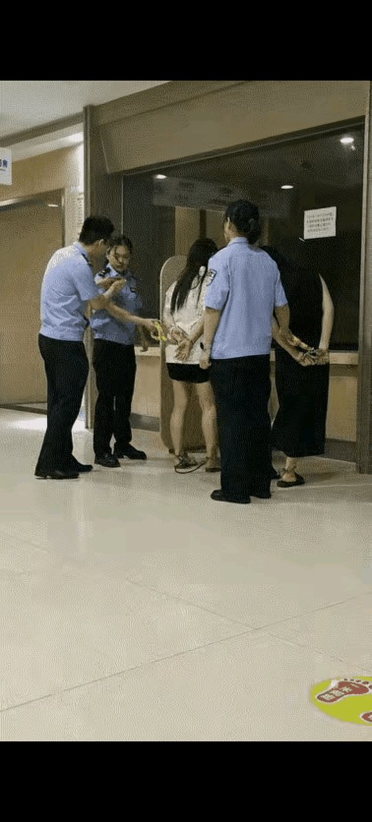 gresura20's tweet photo. The mysterious girl's quickened heartbeat made her lips part, and the clang of a heavy steel door echoed in the empty corridor—what a thriller!， https://t.co/rewZljTnK9