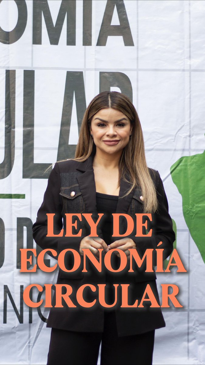A woman with long blonde-highlighted hair wearing a dark blazer over a black top stands smiling in front of a 'CIRCULAR ECONOMY' banner, with overlaid orange text reading 'LEY DE ECONOMÍA CIRCULAR'.