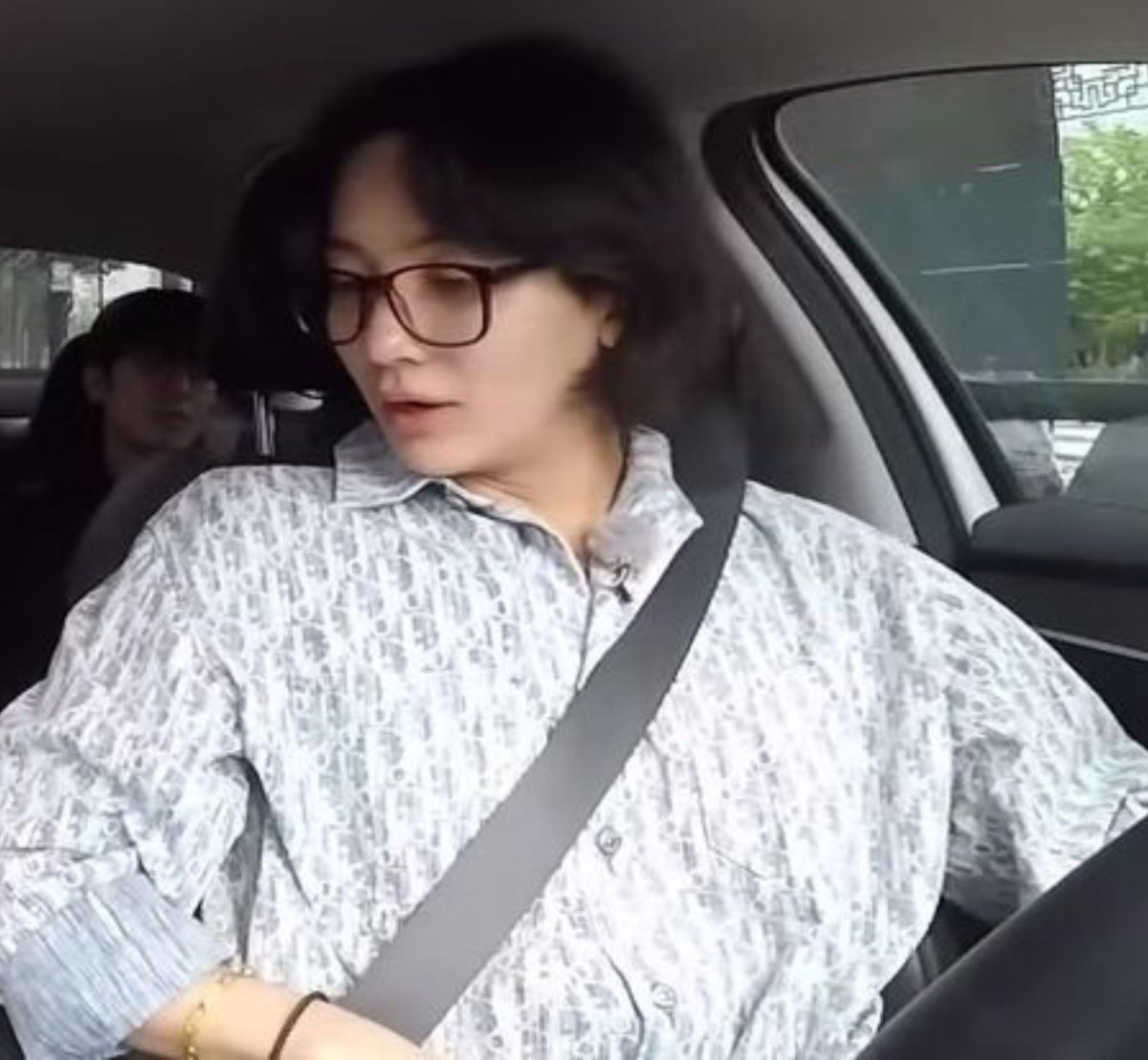 cherrykyuuuu's tweet photo. 🦊: /endus-endus aroma di mobil/
🦊: "Wangi mobil lo enak banget ih"
🐰: "Suka?"
🦊: /ngangguk/ "pasti mahal ya, gue ga sanggup beli☹️"
🐰: "Ambil aja kalo suka"
🦊: "Beneran?😆"
🐰: "Iye ambil aja. Atau mau dibeliin yang baru?" /ada banget songong songongnya/ https://t.co/A9w6iOvIin