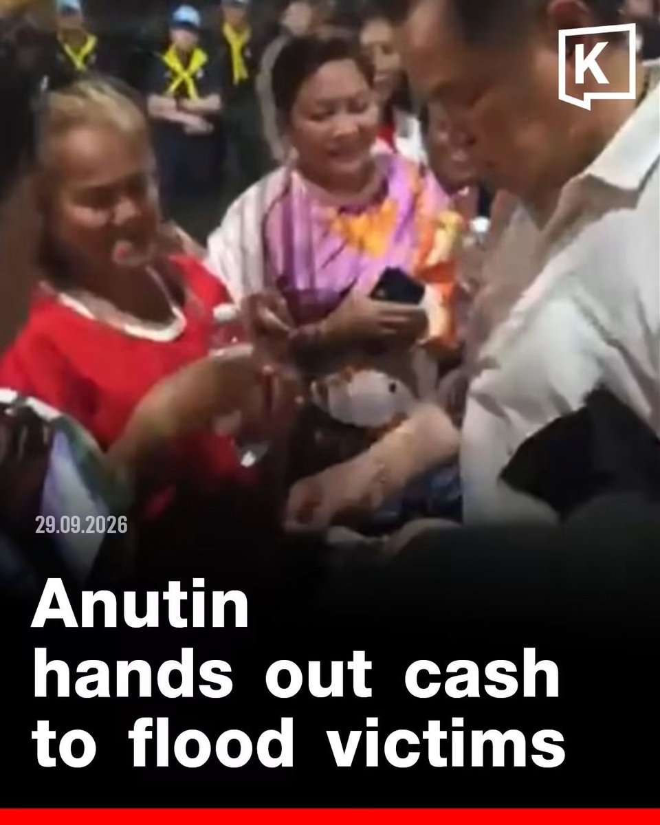 KhaosodEnglish's tweet photo. Prime Minister Anutin Charnvirakul handed 1,000-baht banknotes to flood-affected residents during a late-night visit on Tuesday to Baan Eua-Arthorn Permsin in Bangkok’s Sai Mai district. #BangkokFloods #Anutin https://t.co/5Q9cW9hszC