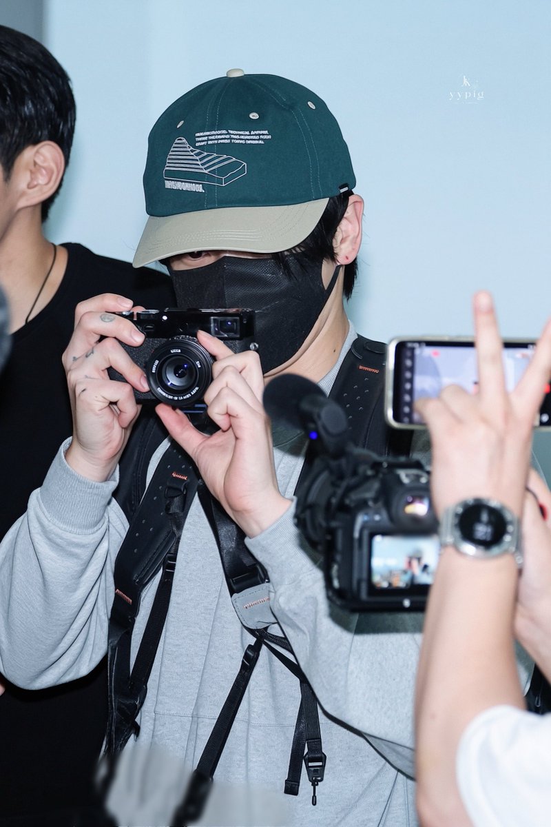 YYPIG97's tweet photo. 20260930  ICN

우리 서로 인생샷 찍어주자!

 #정국 #JUNGKOOK 
#BTS @BTS_twt 
#방탄소년단 https://t.co/F9rETPEWBm