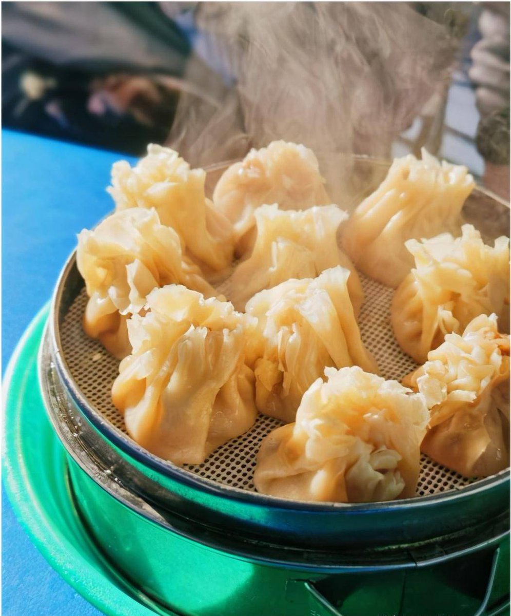 DeanVicenccj's tweet photo. Midnight dim sum steamer just opened—soft pork buns still oozing, tea warm enough to chase all the late-night buzz away. What’s your go-to late bite， https://t.co/WnPbimA03n