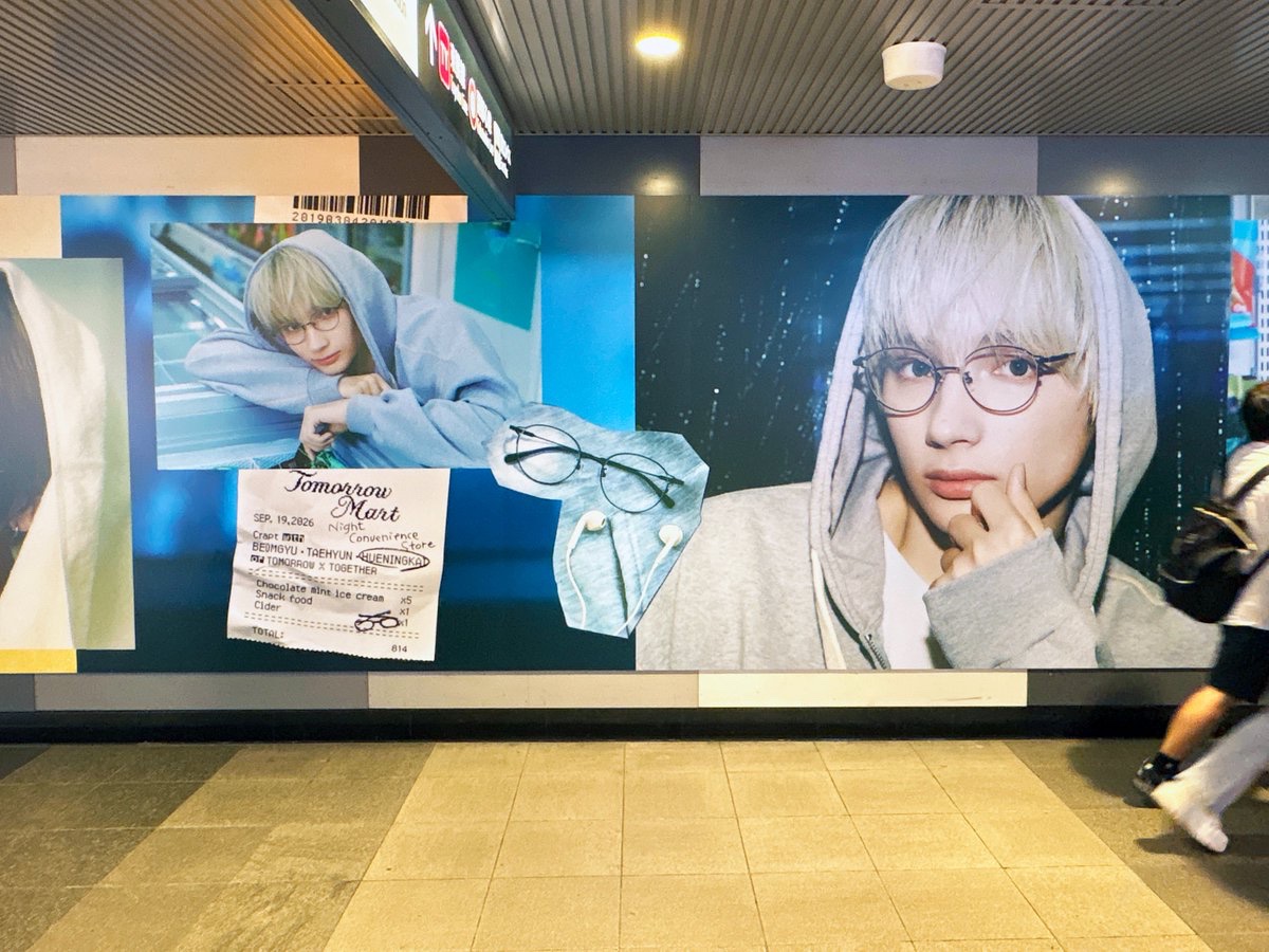 sogohodopopeye's tweet photo. 渋谷駅地下通路にTOMORROW X TOGETHERより #BEOMGYU さん・ #TAEHYUN さん・ #HUENINGKAI さんを起用した、眼鏡市場「Crapt」の広告が掲出されています👓
メガネをかけた3人の自然体な姿が見られるクリエイティブ✨レシートも #TXT 仕様に🧾
#Always_Together_Crapt 
https://t.co/SuOTmOgmMD https://t.co/6JWAQXD9wV