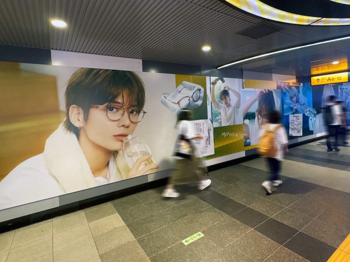 sogohodopopeye's tweet photo. 渋谷駅地下通路にTOMORROW X TOGETHERより #BEOMGYU さん・ #TAEHYUN さん・ #HUENINGKAI さんを起用した、眼鏡市場「Crapt」の広告が掲出されています👓
メガネをかけた3人の自然体な姿が見られるクリエイティブ✨レシートも #TXT 仕様に🧾
#Always_Together_Crapt 
https://t.co/SuOTmOgmMD https://t.co/6JWAQXD9wV