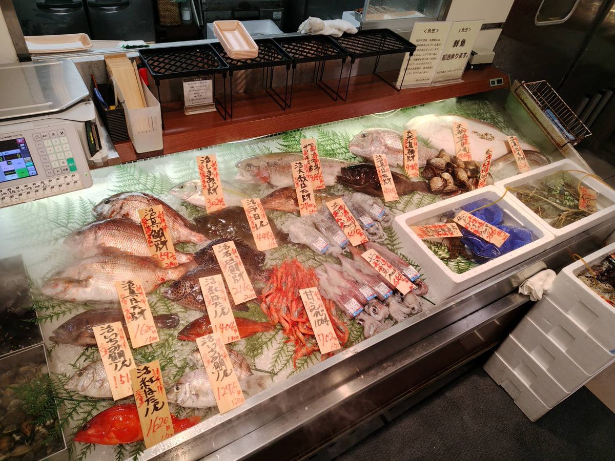 UochuHandyman's tweet photo. 名古屋三越星ヶ丘店B1魚忠

副店長本日はついに…
ついにサンマを焼いちゃいました！
やはりこの季節はこれですよこれ！

薄造りシリーズも絶好調。その日の仕入れで替わります。

本日も魚は魚忠
お買い物は三越で！ https://t.co/JAHSmvZrRU
