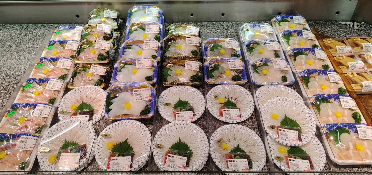 UochuHandyman's tweet photo. 名古屋三越星ヶ丘店B1魚忠

副店長本日はついに…
ついにサンマを焼いちゃいました！
やはりこの季節はこれですよこれ！

薄造りシリーズも絶好調。その日の仕入れで替わります。

本日も魚は魚忠
お買い物は三越で！ https://t.co/JAHSmvZrRU