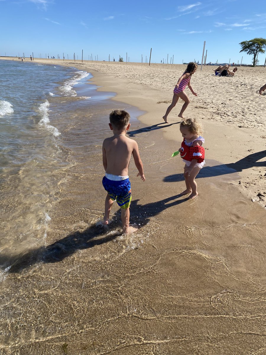 _alyssareads's tweet photo. Charlie said to the President "please sir, save Chicago." Sweet family trip in Chicagoland.  My big girl asked for a "beach vacation," and they all had a great beach day at Lake Michigan. ❤️ 🇺🇸 🏖️ https://t.co/rPuTOgTTVJ