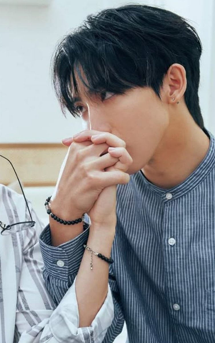 bottari_asset's tweet photo. 📌상대의 손등에 키스하는 포즈 (클로즈업 ver.) - 드로잉 레퍼런스

다양한 각도로 모아보았습니다. 인물의 눈빛과 손 모양이 포인트!✏️ https://t.co/xT1iAX3mQe