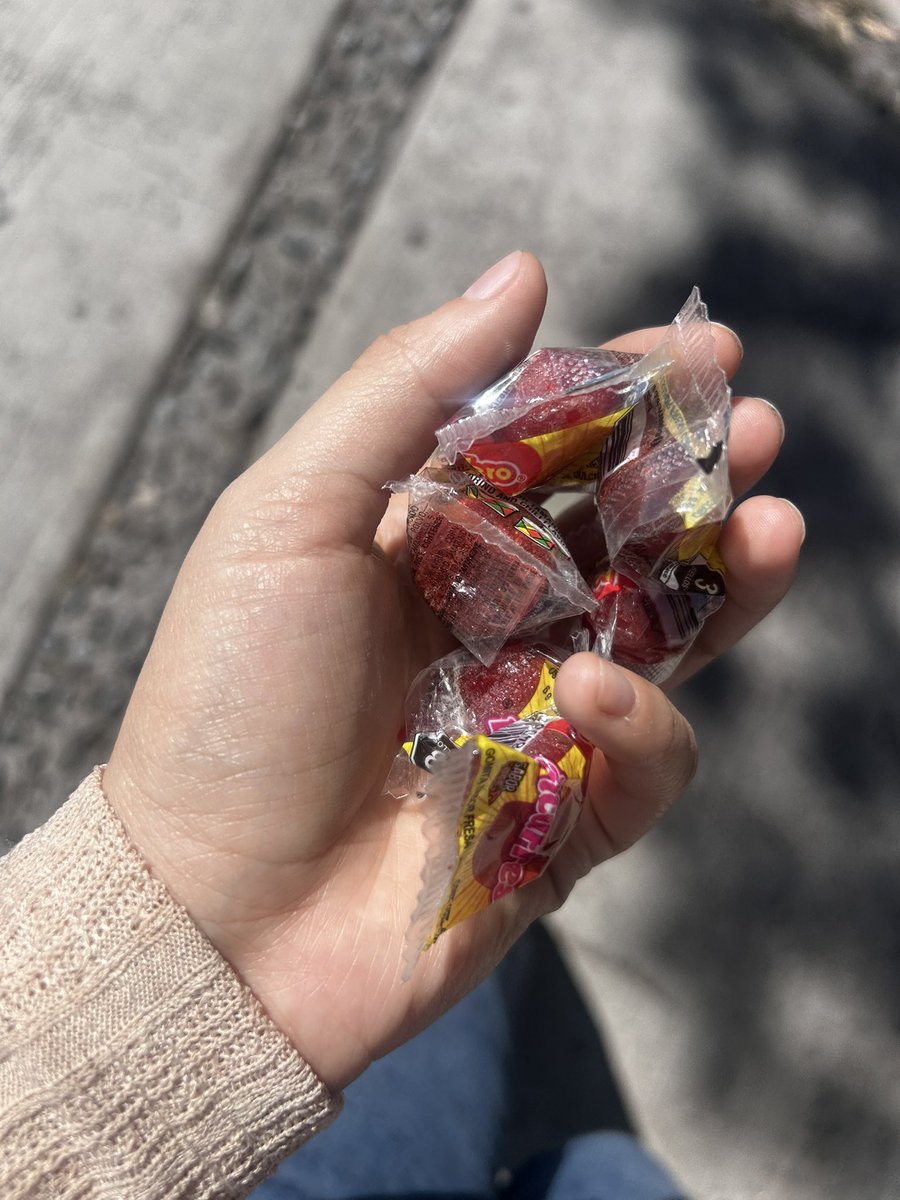 filosofadeducha's tweet photo. Yo sé que uno no debería comer la comida que se encuentra en la calle pero vean todas las pica fresas (y un tamborcito) que me encontré https://t.co/JmKcoJdcJs
