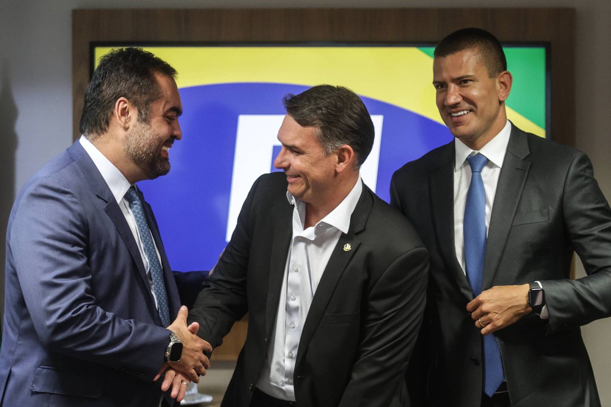 danimontpsol's tweet photo. boa noite, pessoal. posso deixar umas fotos aqui pra vocês nesse fim de terça feira? 

Douglas Ruas -> Claúdio Castro
Cláudio Castro -> Douglas Ruas. https://t.co/32rzgl23ma