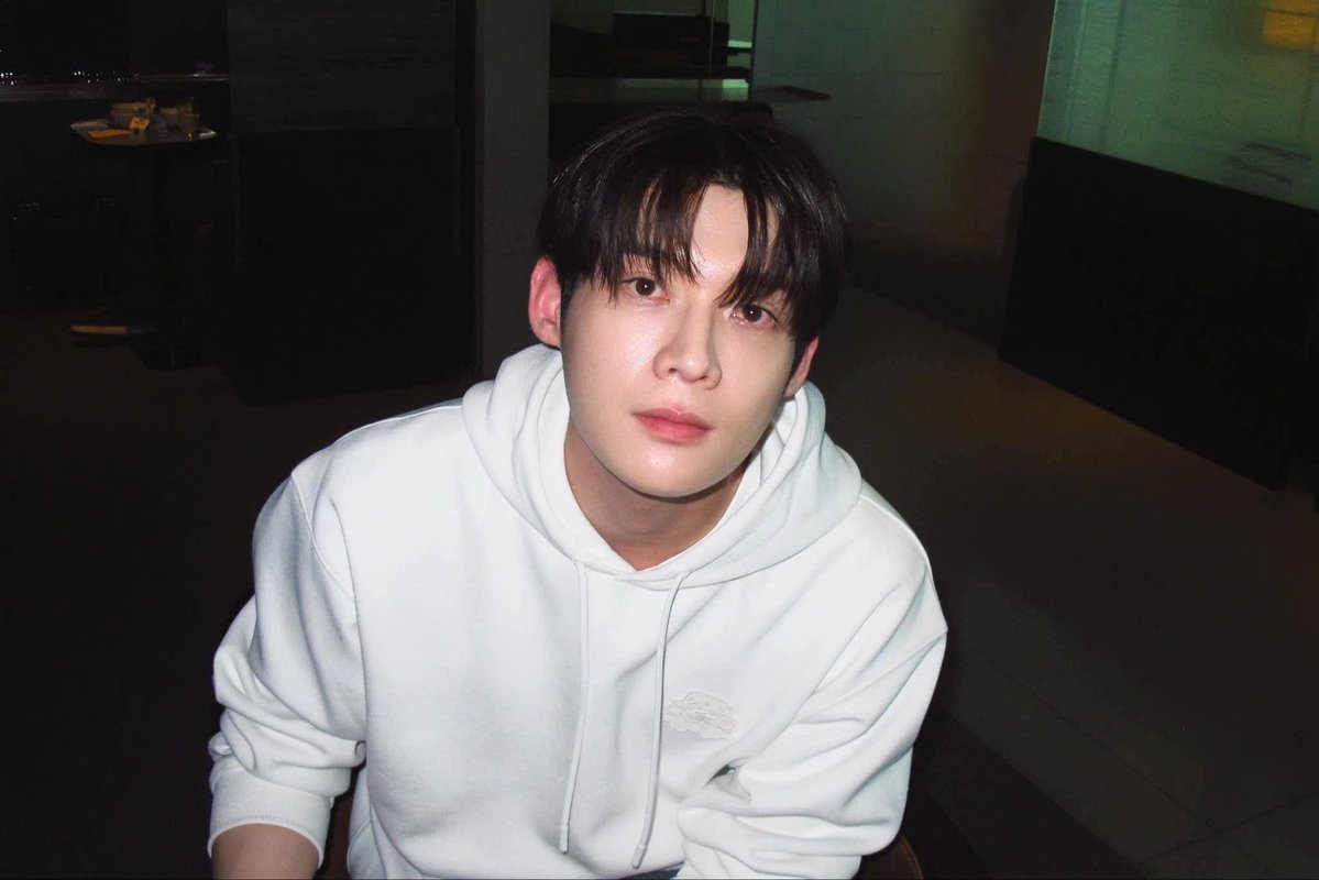 Orcas1911's tweet photo. Kim Yoon Sik with Lacoste?

KIM YOON SIK PARIS FASHION WEEK

#KIMYOONSIKPFWSS27
#YOONSIKINPARIS https://t.co/lkMWiYKcOs