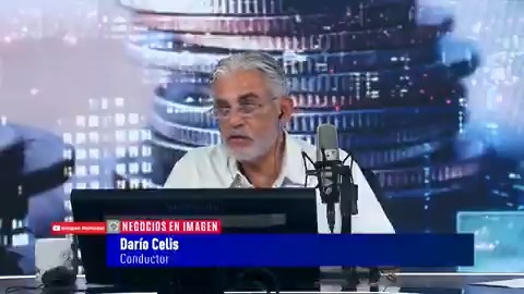 Dario Celis, identified as "Conductor," appears on screen during the "Negocios en Imagen" broadcast, with the on-screen graphic displaying his handle "@dariocelise," which aligns with the post mentioning him as one of the hosts discussing Telcel's new mobile network charging scheme for OMVs.
