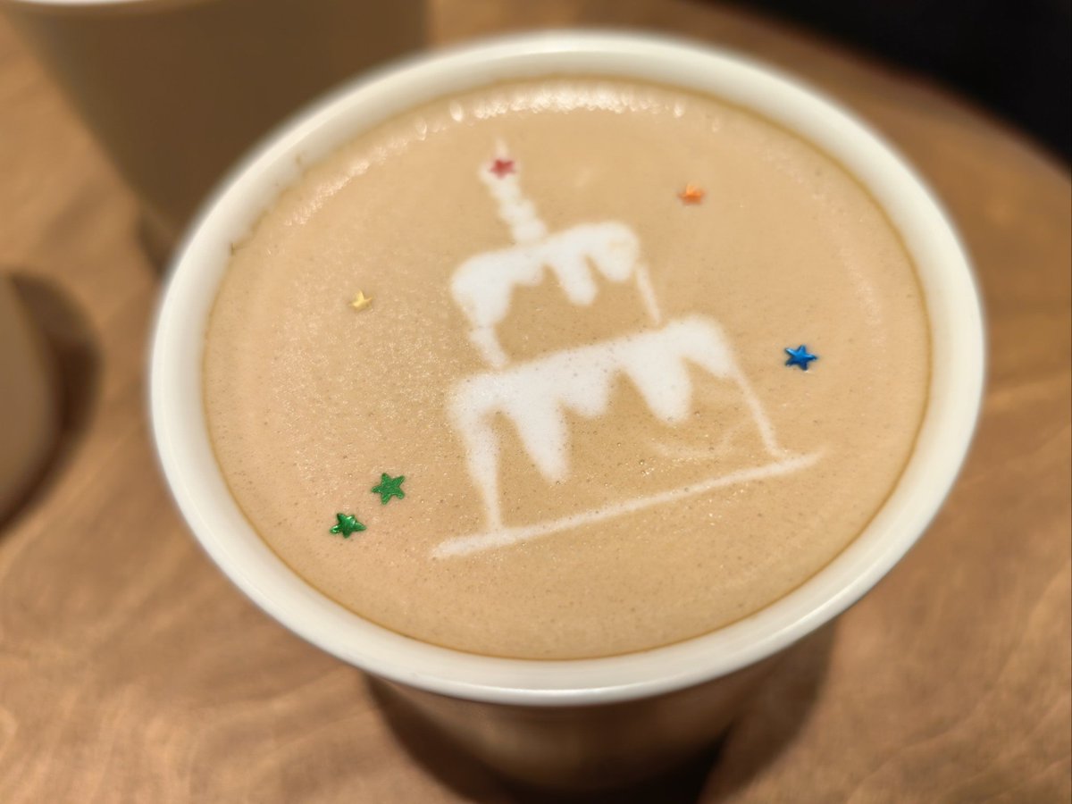 SunClatter86's tweet photo. Tried the new zero-waste café on 5th St u0026 my morning latte had a surprise! Compostable cup + hand-poured foam art Game changer for my eco-routine https://t.co/pNA8eRi6oE