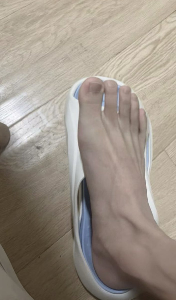 Cheng27d78's tweet photo. 狗儿子，喜欢我的脚呢还是喜欢我的吊呢？ https://t.co/ALDTtAdloD