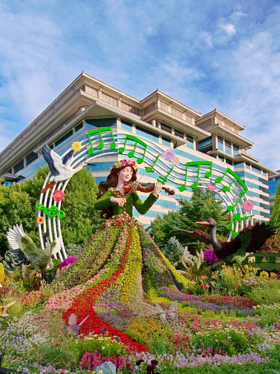 BeijingTourismX's tweet photo. Chang’an Avenue is dressed up for China’s National Day!
Colorful themed flower displays line the avenue, bringing a festive touch to the heart of Beijing. Take a leisurely stroll and enjoy the seasonal colors along this iconic city route. https://t.co/N24b0pEwSV