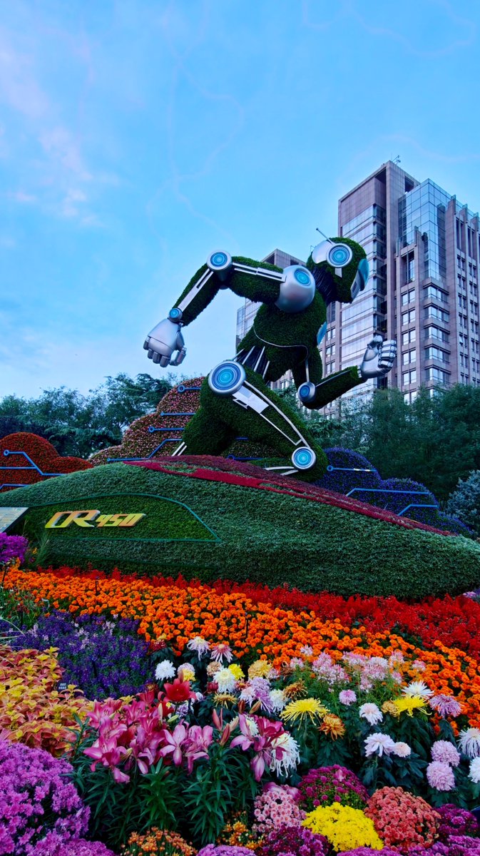 BeijingTourismX's tweet photo. Chang’an Avenue is dressed up for China’s National Day!
Colorful themed flower displays line the avenue, bringing a festive touch to the heart of Beijing. Take a leisurely stroll and enjoy the seasonal colors along this iconic city route. https://t.co/N24b0pEwSV